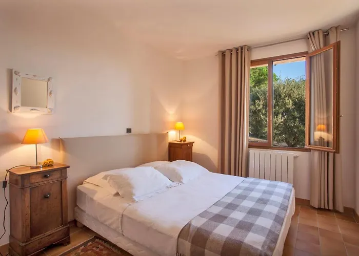 Campagne à Piscine Chauffée Vue Proche Et Centre * Calvi (Corsica)