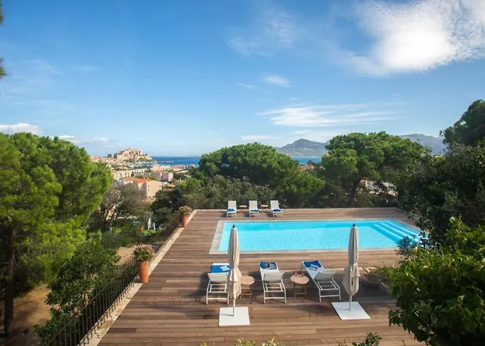 Campagne à Piscine Chauffée Vue Proche Et Centre